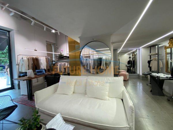 Tirane, shitet dyqan Kati 0, 68 m² 138.000 € (Zogu i I)