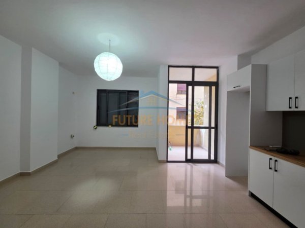 Tirane, jepet me qera apartament 2+1 , 105 m² 650 € (Komuna e Parisit)