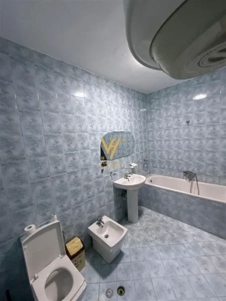 Tirane, jepet me qera zyre Kati 4, 165 m² 1.200 € (KOMUNA E PARISIT)