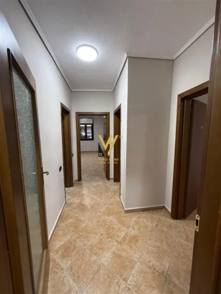 Tirane, jepet me qera zyre Kati 4, 165 m² 1.200 € (KOMUNA E PARISIT)
