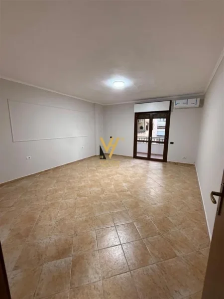 Tirane, jepet me qera zyre Kati 4, 165 m² 1.200 € (KOMUNA E PARISIT)
