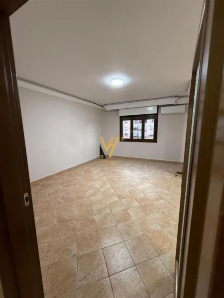 Tirane, jepet me qera zyre Kati 4, 165 m² 1.200 € (KOMUNA E PARISIT)