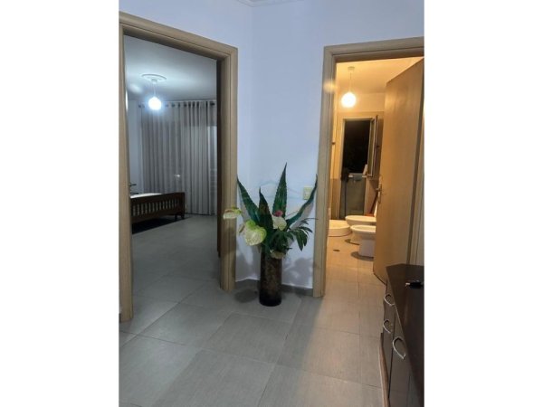 Tirane, jepet me qera apartament 2+1 Kati 2, 88 m² 600 € (Komuna e Parisit)
