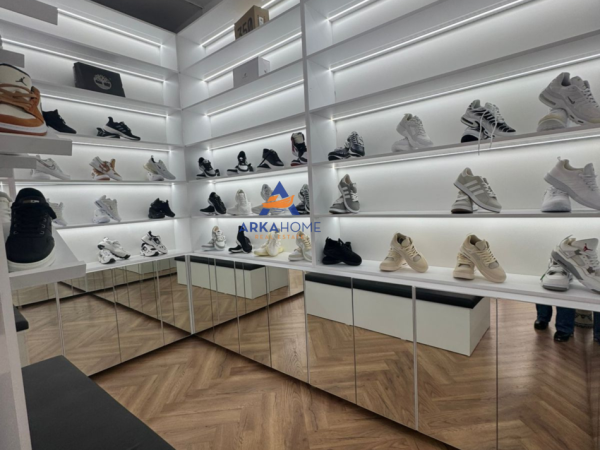 Tirane, jepet me qera dyqan Kati 0, 700 €