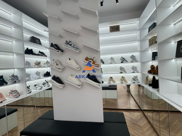 Tirane, jepet me qera dyqan Kati 0, 700 €