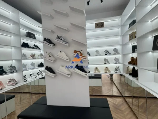 Tirane, jepet me qera dyqan Kati 0, 700 €