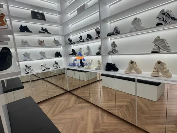 Tirane, jepet me qera dyqan Kati 0, 700 €