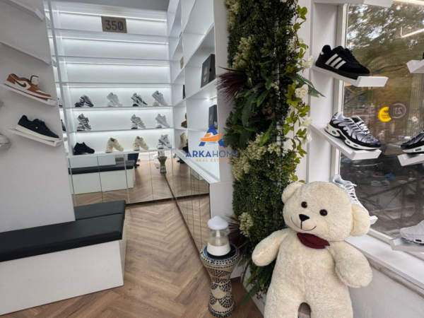 Tirane, jepet me qera dyqan Kati 0, 700 €