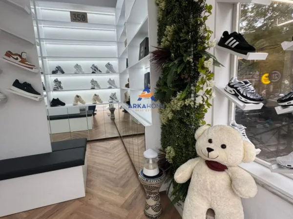 Tirane, jepet me qera dyqan Kati 0, 700 €
