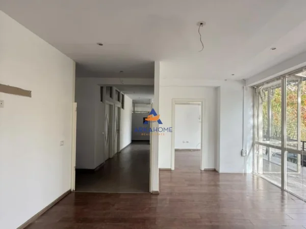 Tirane, jepet me qera ambjent biznesi Kati 0, 231 m² 2.000 € 