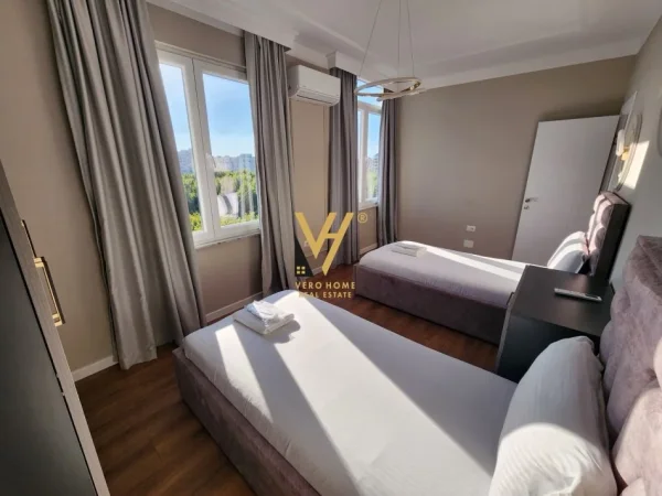 Tirane, jepet me qera apartament 2+1+Ballkon Kati 7, 106 m² 1.500 € (ISH EKSPOZITA)