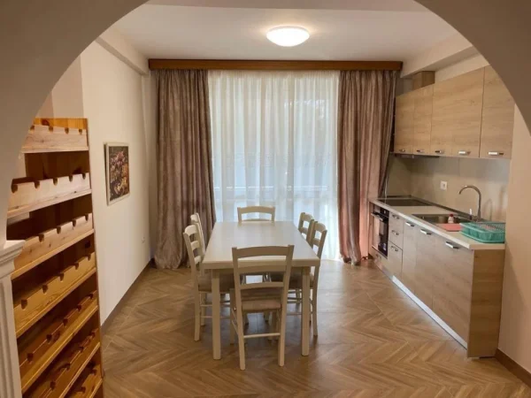 Tirane, jepet me qera apartament 2+1 Kati 1, 120 m² 750 € (21 DHJETORI)