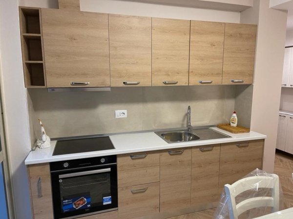Tirane, jepet me qera apartament 2+1 Kati 1, 120 m² 750 € (21 DHJETORI)
