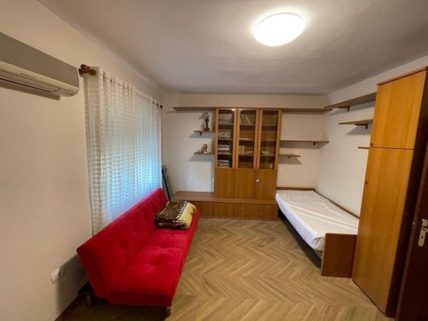 Tirane, jepet me qera apartament 2+1 Kati 1, 120 m² 750 € (21 DHJETORI)