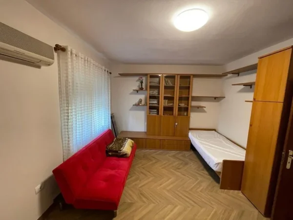 Tirane, jepet me qera apartament 2+1 Kati 1, 120 m² 750 € (21 DHJETORI)