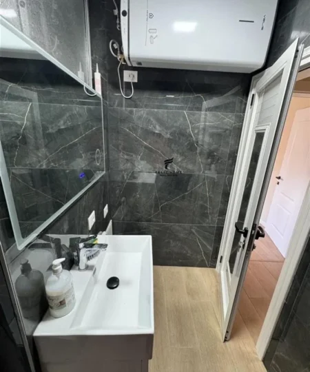 Tirane, jepet me qera apartament 2+1 Kati 5, 95 m² 1.200 € (PAZARI I RI)