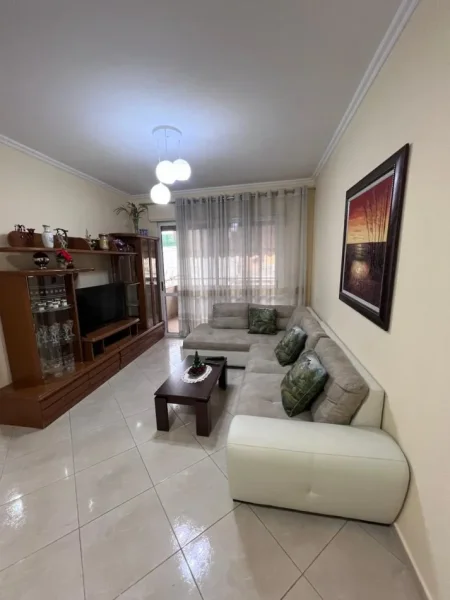 Tirane, jepet me qera apartament 1+1+Ballkon Kati 5, 75 m² 500 € 