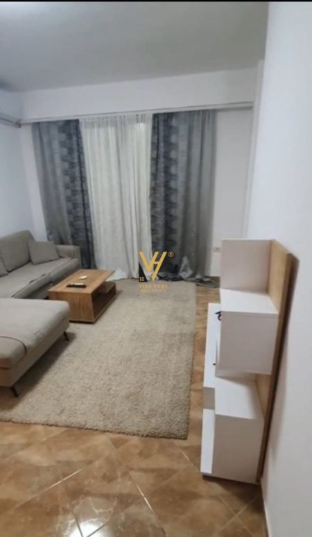 Tirane, jepet me qera apartament 1+1+Ballkon Kati 6, 65 m² 650 € (KOMUNA E PARISIT)