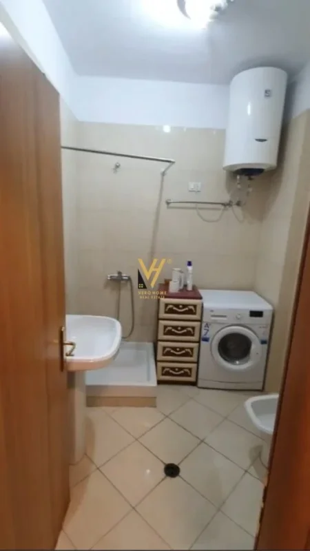 Tirane, jepet me qera apartament 1+1+Ballkon Kati 6, 65 m² 650 € (KOMUNA E PARISIT)