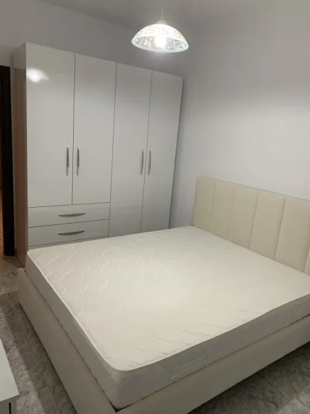 jepet me qera , (Jepet me Qera Apartament 2+1 mobiluar Astir 45000 Leke)