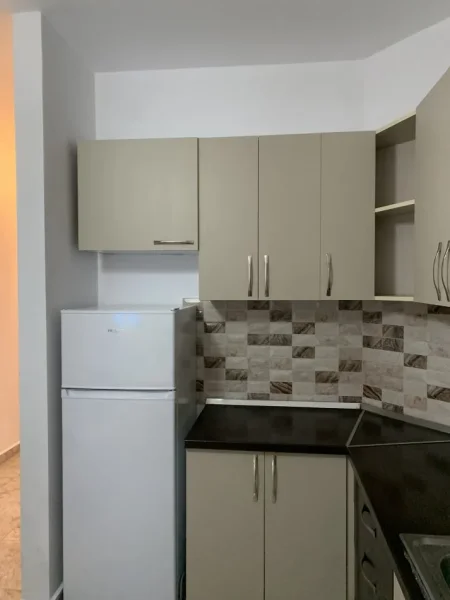 jepet me qera , (Jepet me Qera Apartament 2+1 mobiluar Astir 45000 Leke)