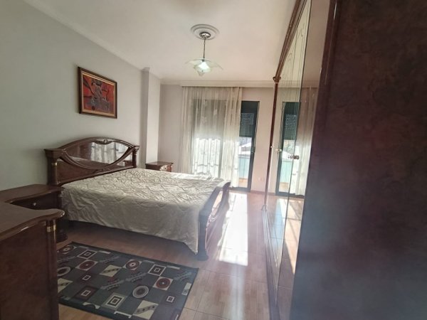 Tirane, jepet me qera apartament 2+1+Ballkon Kati 4, 730 €