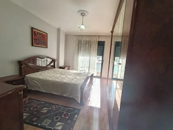 Tirane, jepet me qera apartament 2+1+Ballkon Kati 4, 730 €