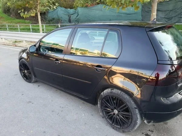 Tirane, shes Golf 5 Nafte, e zeze 250.000 km 3.000 €