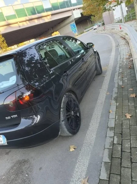 Tirane, shes Golf 5 Nafte, e zeze 250.000 km 3.000 €
