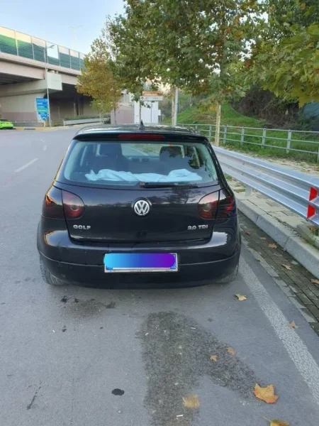 Tirane, shes Golf 5 Nafte, e zeze 250.000 km 3.000 €