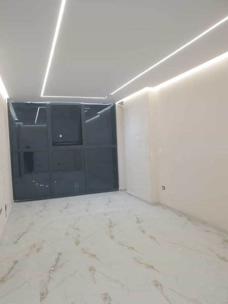 Tirane, jepet me qera zyre Kati 1, 74 m² 1.000 € (Rruga Spiro Floqi)