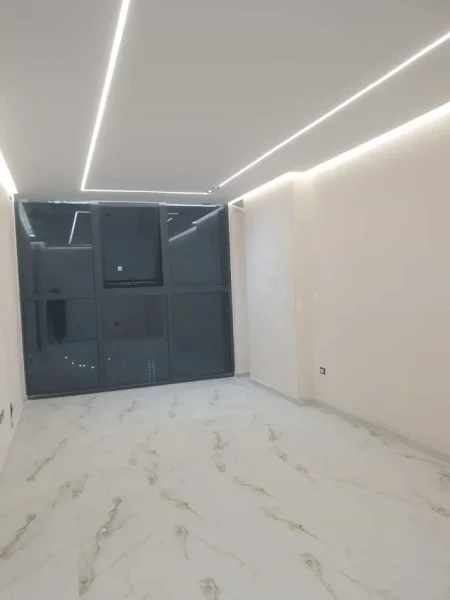 Tirane, jepet me qera zyre Kati 1, 74 m² 1.000 € (Rruga Spiro Floqi)