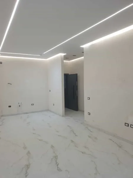 Tirane, jepet me qera zyre Kati 1, 74 m² 1.000 € (Rruga Spiro Floqi)