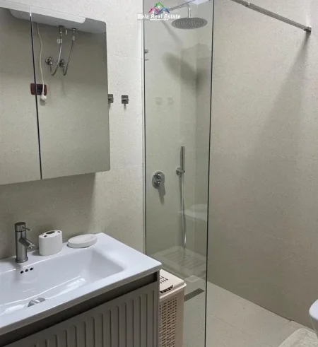 Tirane, jepet me qera apartament 1+1 Kati 9, 62 m² 700 € (Rruga Nikolla Jorga)