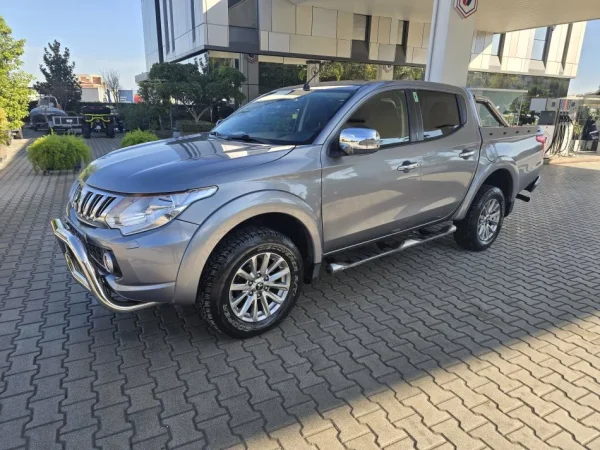 Pick-Up Mitsubishi L 200 2,4 TDI 2017 Nafte, gri e erret manuale Klima 112.000 km 20000 €