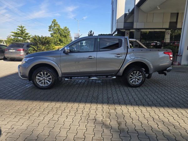 Pick-Up Mitsubishi L 200 2,4 TDI 2017 Nafte, gri e erret manuale Klima 112.000 km 21.900 €