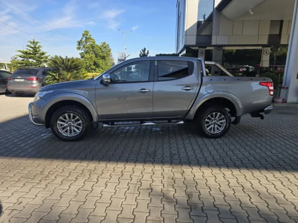 Pick-Up Mitsubishi L 200 2,4 TDI 2017 Nafte, gri e erret manuale Klima 112.000 km 20000 €