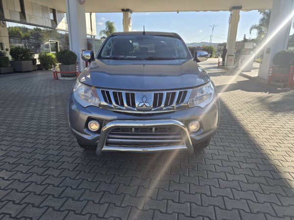 Pick-Up Mitsubishi L 200 2,4 TDI 2017 Nafte, gri e erret manuale Klima 112.000 km 21.900 €