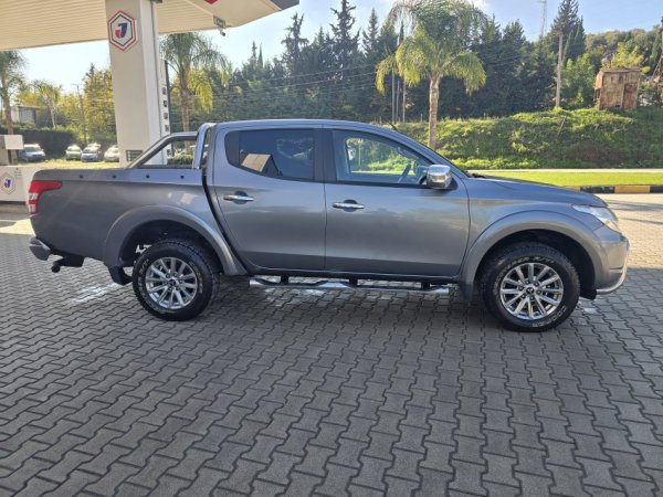 Pick-Up Mitsubishi L 200 2,4 TDI 2017 Nafte, gri e erret manuale Klima 112.000 km 21.900 €