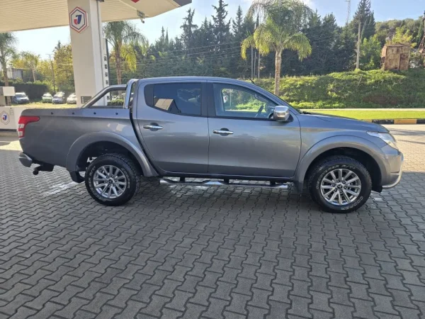 Pick-Up Mitsubishi L 200 2,4 TDI 2017 Nafte, gri e erret manuale Klima 112.000 km 20000 €