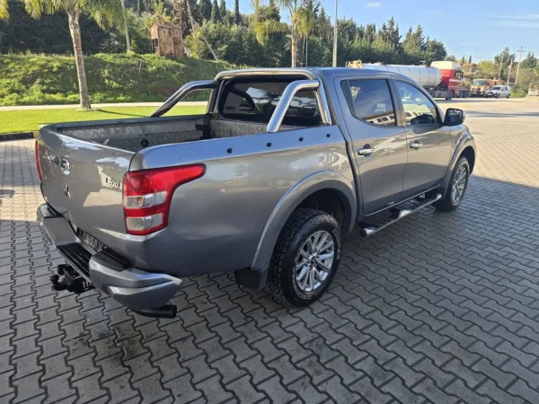 Pick-Up Mitsubishi L 200 2,4 TDI 2017 Nafte, gri e erret manuale Klima 112.000 km 20000 €