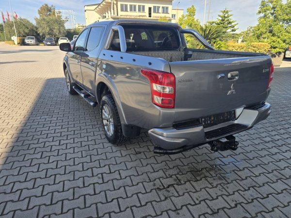 Pick-Up Mitsubishi L 200 2,4 TDI 2017 Nafte, gri e erret manuale Klima 112.000 km 21.900 €