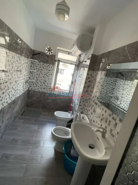 Tirane, jepet me qera apartament 2+1+Ballkon Kati 4, 80 m² 700 € 