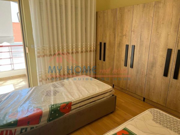Tirane, jepet me qera apartament 2+1+Ballkon Kati 2, 120 m² 700 € 