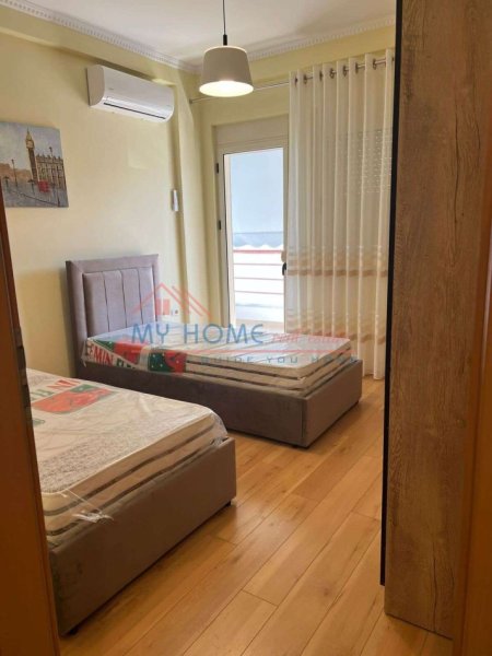 Tirane, jepet me qera apartament 2+1+Ballkon Kati 2, 120 m² 700 € 