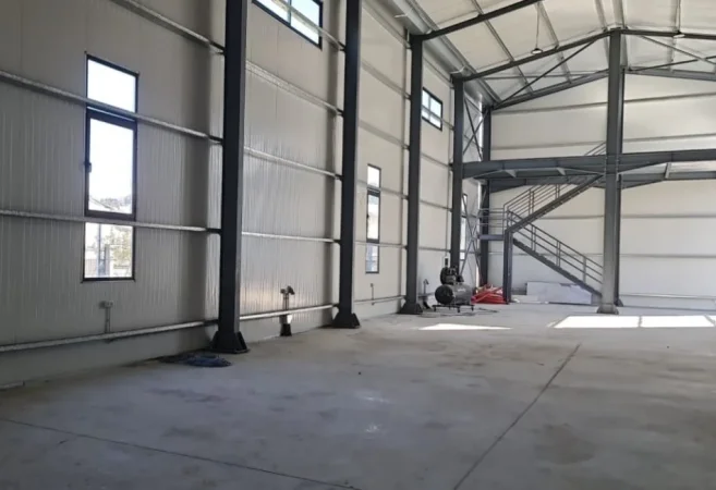 Tirane, jepet me qera magazine Kati 0, 600 m² 2.000 € 