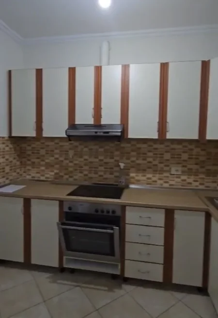 Tirane, jepet me qera apartament 2+1 Kati 4, 90 m² 600 € 