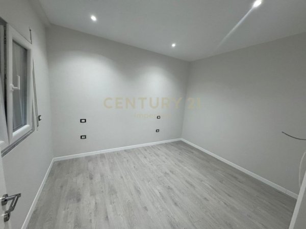 Tirane, jepet me qera apartament 1+1+Ballkon Kati 2, 70 m² 350 € (kodra e priftit)