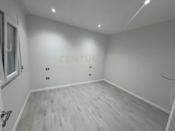 Tirane, jepet me qera apartament 1+1+Ballkon Kati 2, 70 m² 350 € (kodra e priftit)