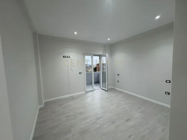 Tirane, jepet me qera apartament 1+1+Ballkon Kati 2, 70 m² 350 € (kodra e priftit)